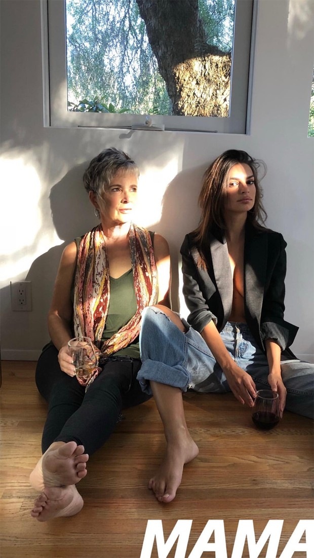 Emily Ratajkowski dispensa sutiã para sessão de fotos com a mãe (Foto: Reprodução/Instagram)