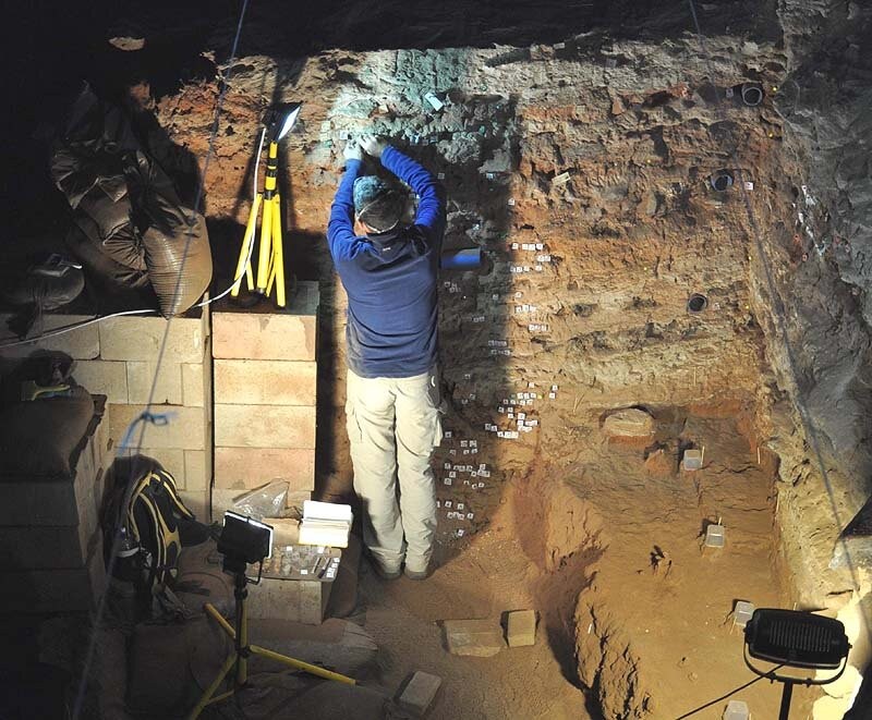 Ron Shaar, professor da Universidade Hebraica de Jerusalém, trabalhando na caverna Wonderwerk (Foto: Michael Chazan / Hebrew University of Jerusalem)