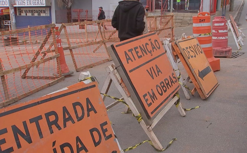 Prefeitura disse que aproveitou projetos de revitalização das praças para regularizar comércio em Itapeva — Foto: TV TEM/Reprodução