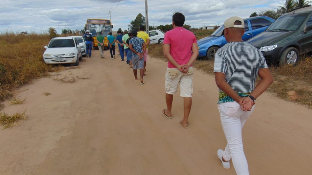 Cerca de 150 pessoas sÃ£o presas em rinha de galo no oeste da Bahia â€” Foto: Blogbraga