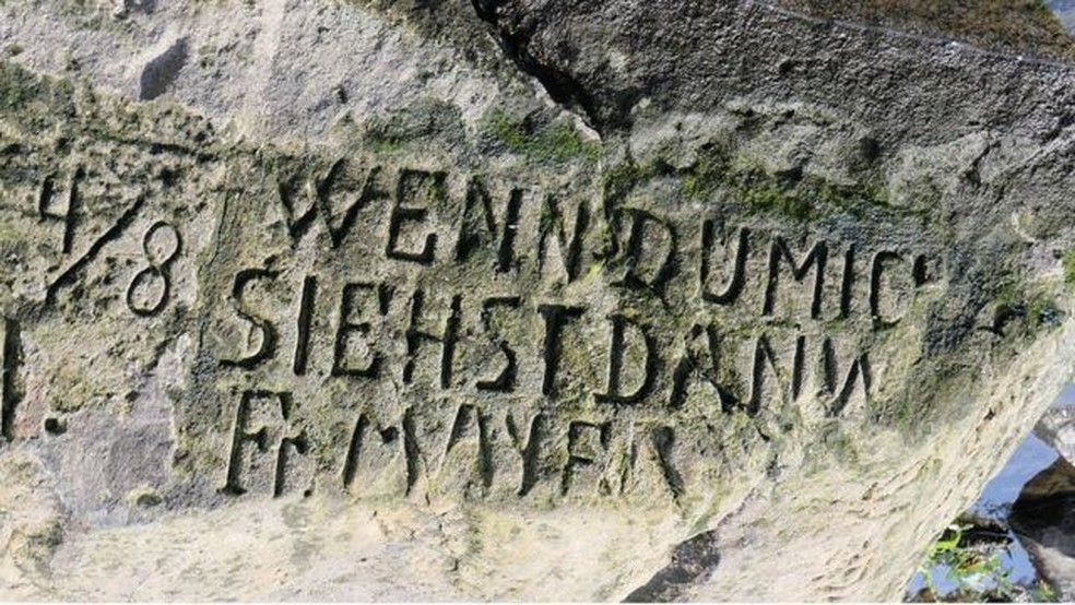 Inscrição na pedra da fome de Děčín diz, em Alemão: 'Wenn du mich siehst, dann weine' (Se me vir, chore) — Foto: Bernd Gross/CC-BY-SA-3.0-DE
