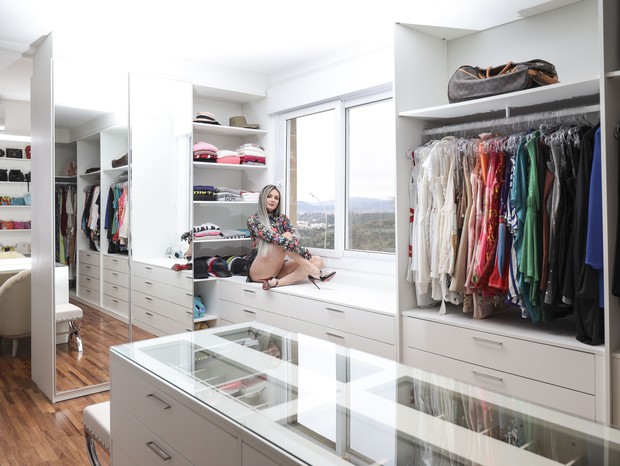 Juju Salimeni tem dois closets em nova mansão (Foto: Rafael Cusato/QUEM)
