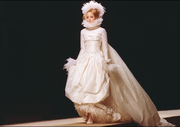 FRANCE - JANUARY 18:  Fashion: "Haute couture" spring.summer 2000 in Paris, France On January 18, 2000 - Chanel - Devon Aoki.  (Photo by Daniel SIMON/Gamma-Rapho via Getty Images) (Foto: Gamma-Rapho via Getty Images)