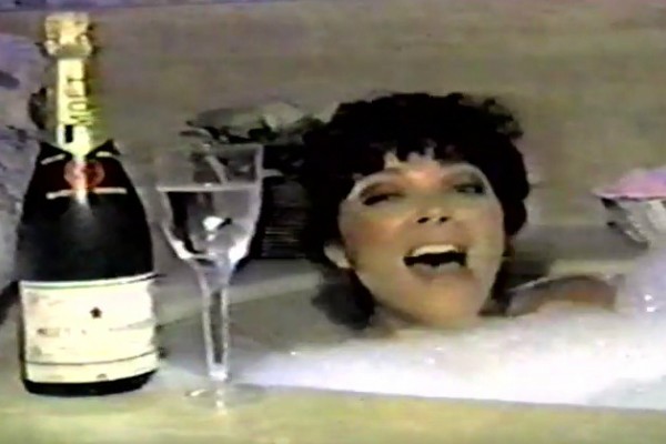 Kris Jenner no vídeo de 1985 (Foto: Reprodução Youtube)