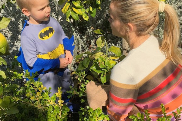 Reese Whiterspoon com o filho caçula (Foto: Instagram)