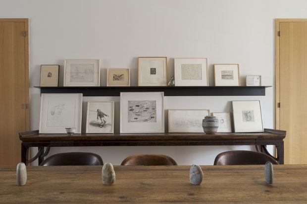 Loft minimalista abriga quadros e livros (Foto: Jane Beiles/The New York Times)