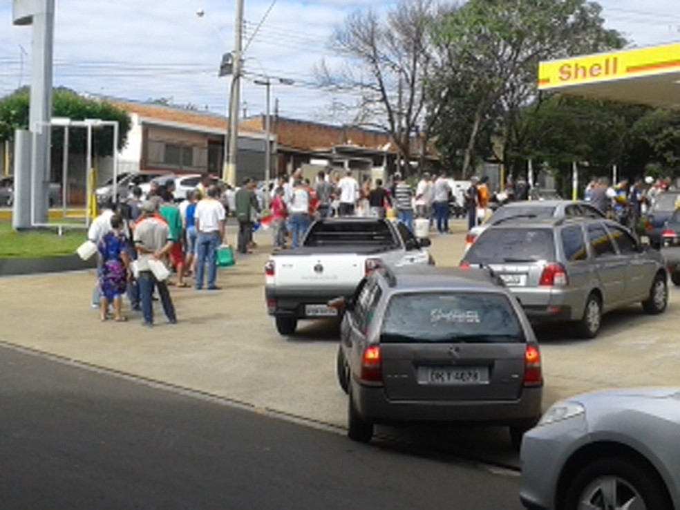 Consumidores enfrentam filas para adquirir combustíveis em Presidente Prudente (Foto: Júnior Paschoalotto/TV Fronteira)