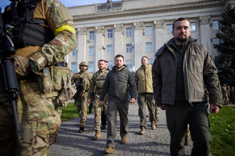 Presidente ucraniano, Volodymyr Zelensky, durante visita à cidade de Kherson — Foto: Assessoria da presidência ucraniana/via REUTERS