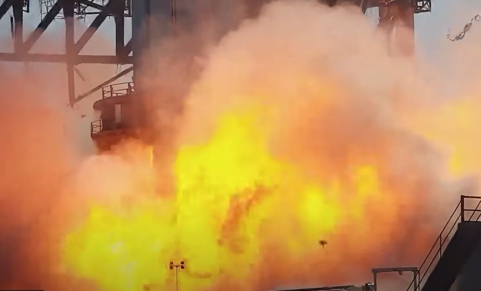 Foguete é tomado por chamas na fábrica da SpaceX — Foto: Reprodução/NASA Spacefligh