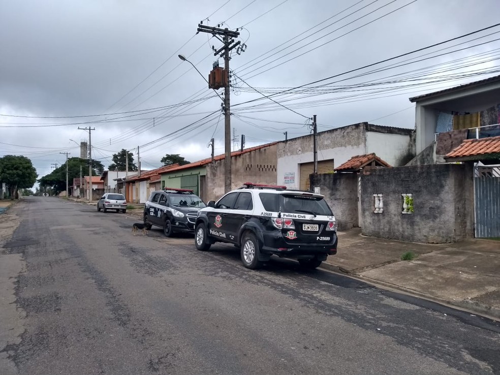 Polícia Civil cumprindo mandado de busca domiciliar no interior de SP — Foto: Polícia Civil/Divulgação