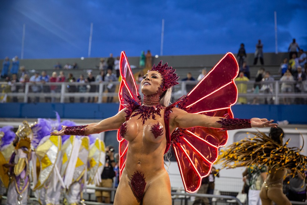 Juju Salimeni, rainha de bateria da X-9 Paulistana, usa fantasia com asas luminosas no carnaval 2019 — Foto: Fabio Tito/G1