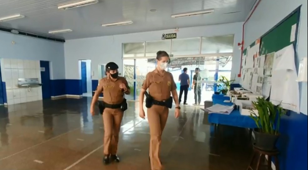 Polícia Militar foi acionada e fez a segurança da escola na manhã desta quinta-feira (25). — Foto: Reprodução PRC