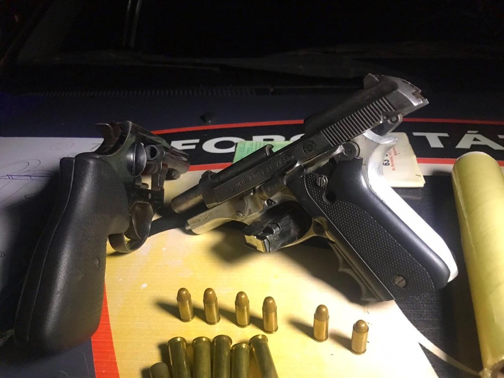 Armas de fogo foram encontradas com os homens  — Foto: Divulgação/Polícia Militar