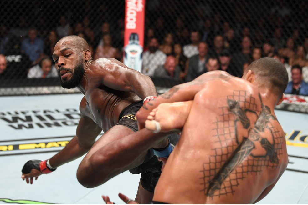 Jon Jones, venceu por decisão dos juízes sua última luta, contra Thiago Marreta, no UFC 239 — Foto: Getty Images