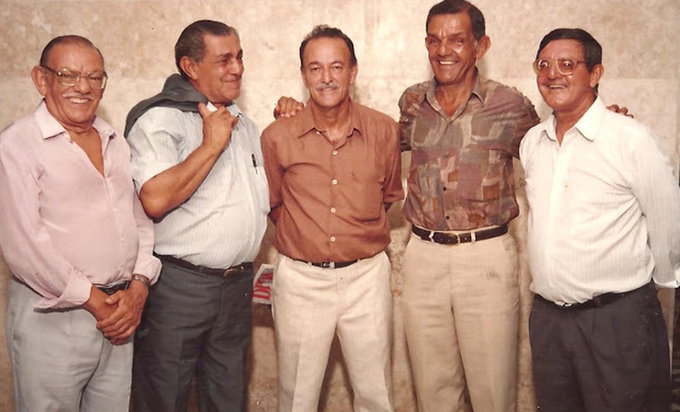 Diretor do Museu dos Esportes de Alagoas, Lauthenay Perdigão (centro) e os irmãos Santa Rosa: Wilson, Luiz, Dida e Edson — Foto: Arquivo Museu dos Esportes