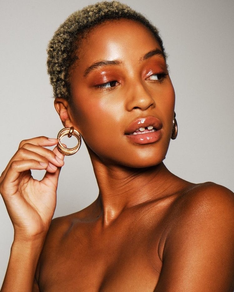 Use and abuse of gloss products for an illuminated makeup (Photo: Reproduction/brand Not Yours Earrings)