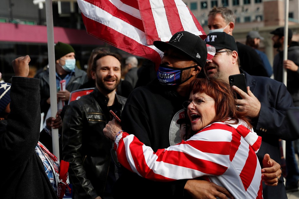 Manifestantes se abraçam enquanto os votos continuam sendo contados, em Detroit, Michigan, nesta quinta-feira (5) — Foto: Shannon Stapleton/Reuters