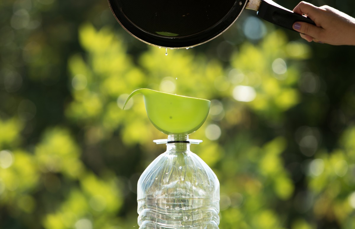 Guarde o óleo de cozinha em um recipiente e, mais tarde, descarte-o corretamente em locais próprios para a coleta (Foto: Canva/ Creative Commons)