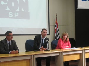 Paulo Arthur Góes (ao centro), diretor-executivo da Fundação Procon-SP, durante apresentação do novo ranking (Foto: Fabíola Glenia/G1)