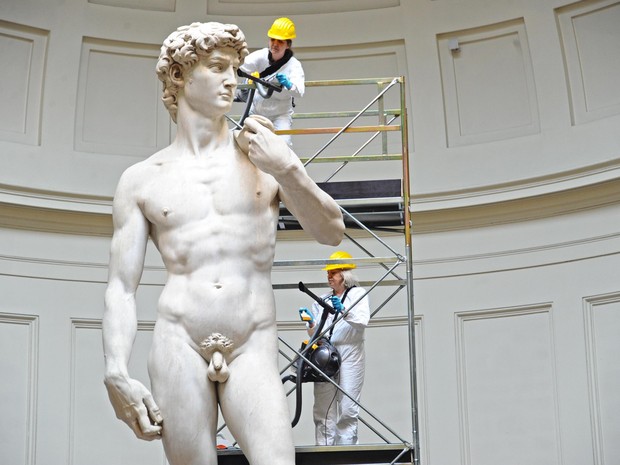 Funcionários trabalham na conservação da escultura &#39;Davi&#39;, umas das obras mais famosas de Michelangelo que está exposta na cidade de Florença, na Itália (Foto: Maurizio Degl&#39; Innocenti/ANSA via AP Photo)