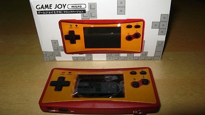 O Game Joy Micro copiava até mesmo as cores comemorativas do aniversário do Famicom da Nintendo (Foto: Reprodução/TecheBlog)