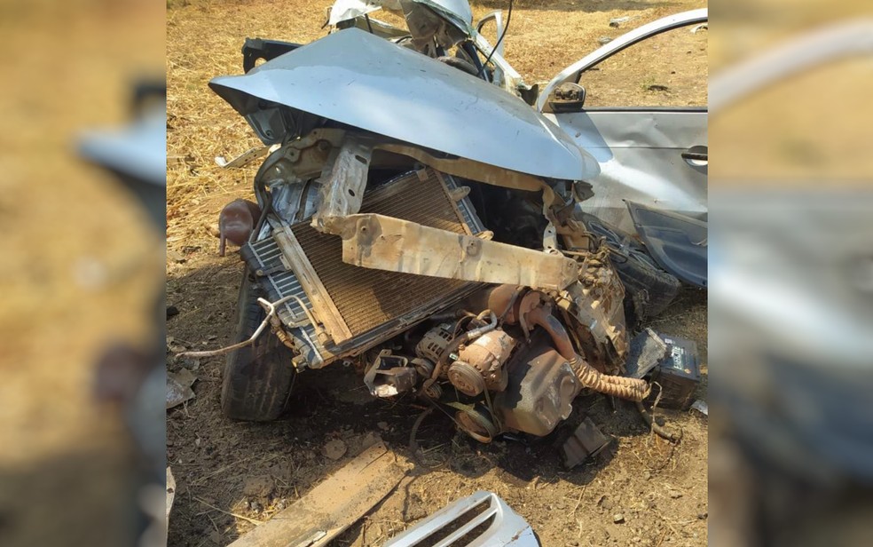 Carro ficou totalmente destruído após acidente na BR-153, em Campinorte, Goiás — Foto: PRF/Divulgação