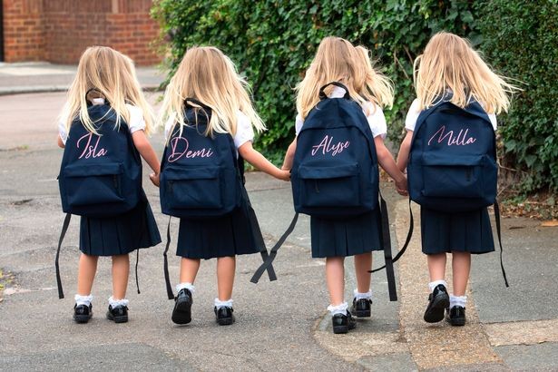 Meninas ganharam mochilas personalizadas (Foto: Reprodução/Mirror)