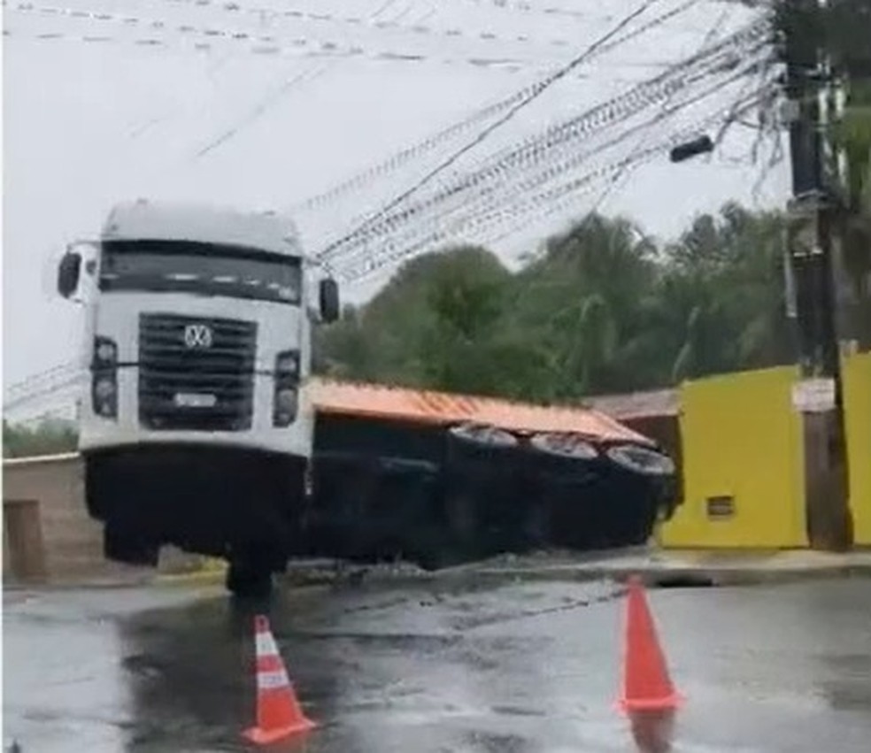 VÍDEO: câmera de segurança registra momento em que carreta destrói muro de  casa na Bahia | Bahia | G1