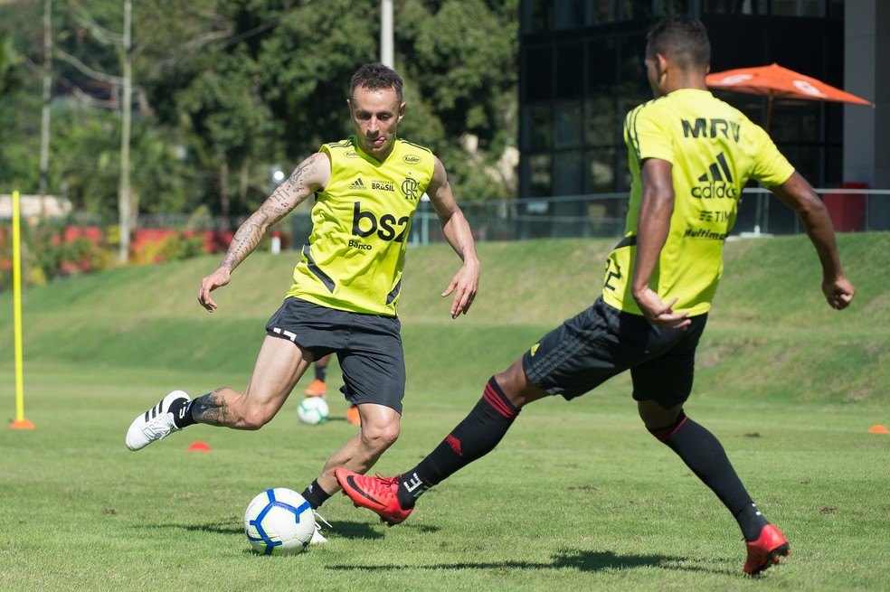 Integrado ao elenco nesta semana, Rafinha deve estar na Gávea, mas sua participação por alguns minutos não é certa — Foto: Alexandre Vidal / Flamengo