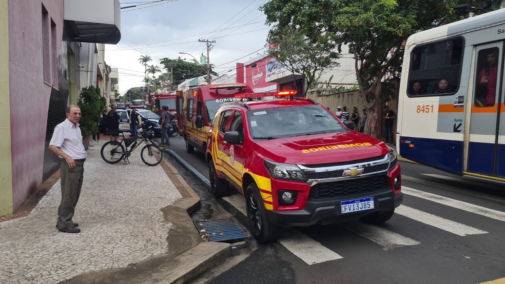 Viaturas nas imediações do local onde ocorreu o acidente de trabalho em Piracicaba — Foto: Danilo Telles