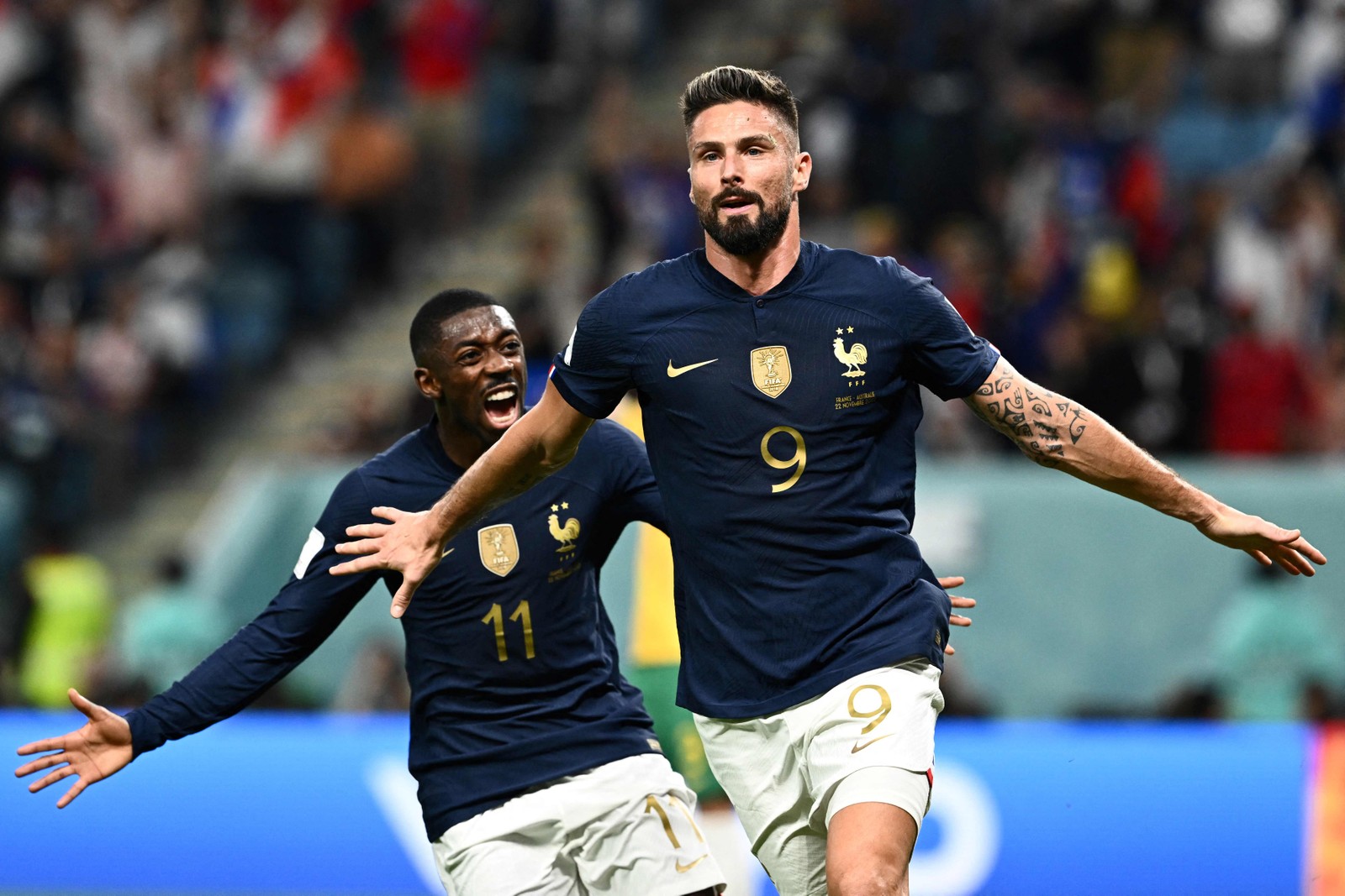 Olivier Giroud comemora depois de marcar pela França — Foto: Jewel SAMAD / AFP