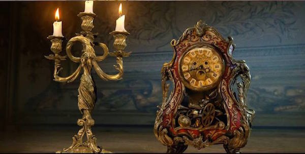 Os personagens Lumière e Horloge no longa protagonizado por Emma Watson (Foto: Reprodução)