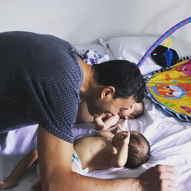 Andréia Sadi se diverte em clique de André Rizek brincando com os filhos (Foto: Reprodução/Instagram)