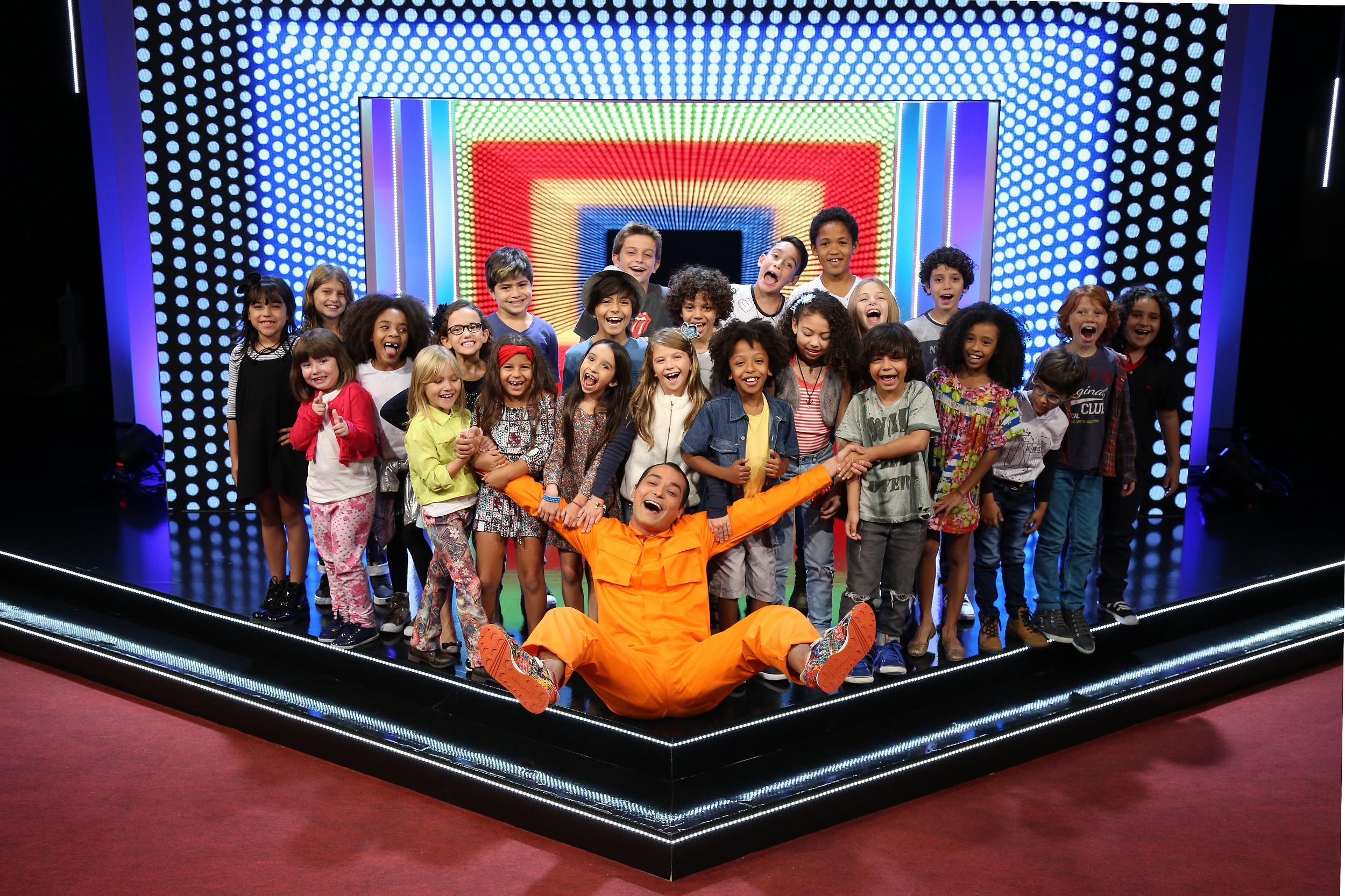 Eduardo Sterblitch com as crianças no set de 'Humoristinhas' (Foto: Edu Viana/Divulgação Multishow)