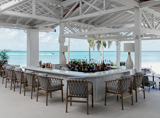 Texturas e peças feitas à mão compõem os ambientes projetados por Patricia no Jumby Bay Island Hotel, na ilha de Antígua, no meio do Caribe (Foto: Divulgação)