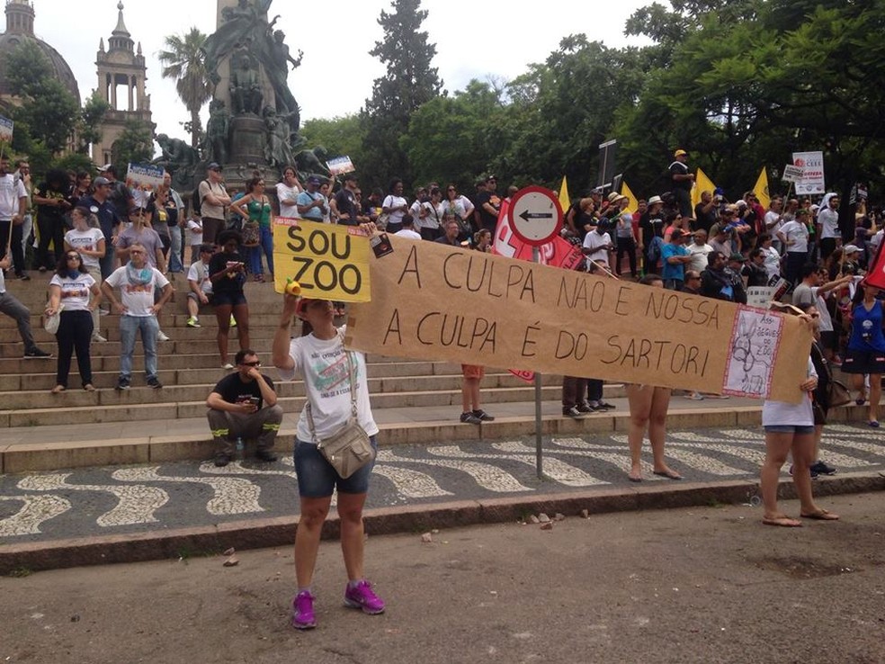Votação sobre extinção de fundações proposta pelo governo gaúcho foi acompanhada com protestos na Praça da Matriz (Foto: Rafaella Fraga/G1)