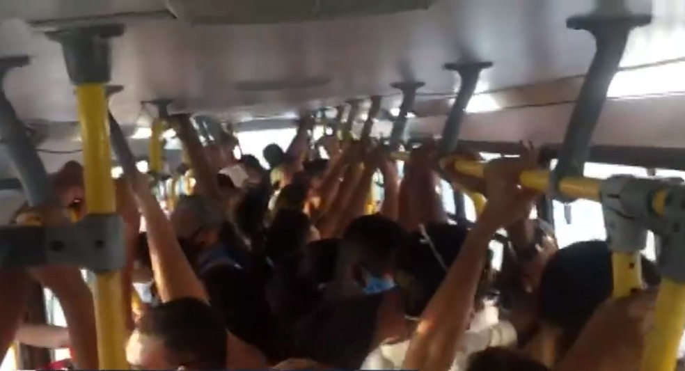 Passageiros denunciam ônibus lotado em Salvador — Foto: Reprodução/TV Bahia