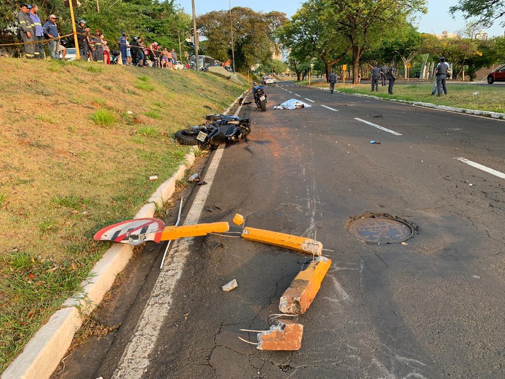 Impacto da batida destruiu um poste de sinalização na via em Bauru  — Foto: Cesar Culiche/ TV TEM 