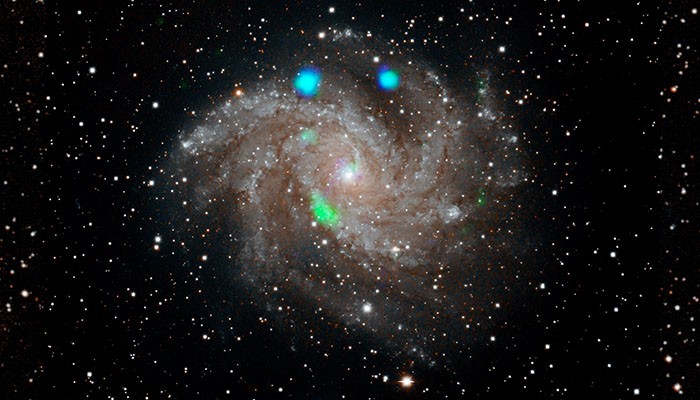NASA capturou explosões de luz de raios X de cores azul e verde no espaço (Foto: Divulgação/NASA)