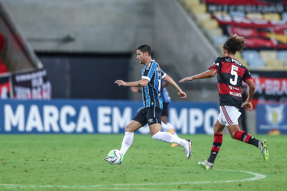 Questionado pela torcida, Thiago Neves reaparece aos poucos para sair do ostracismo no Grêmio
