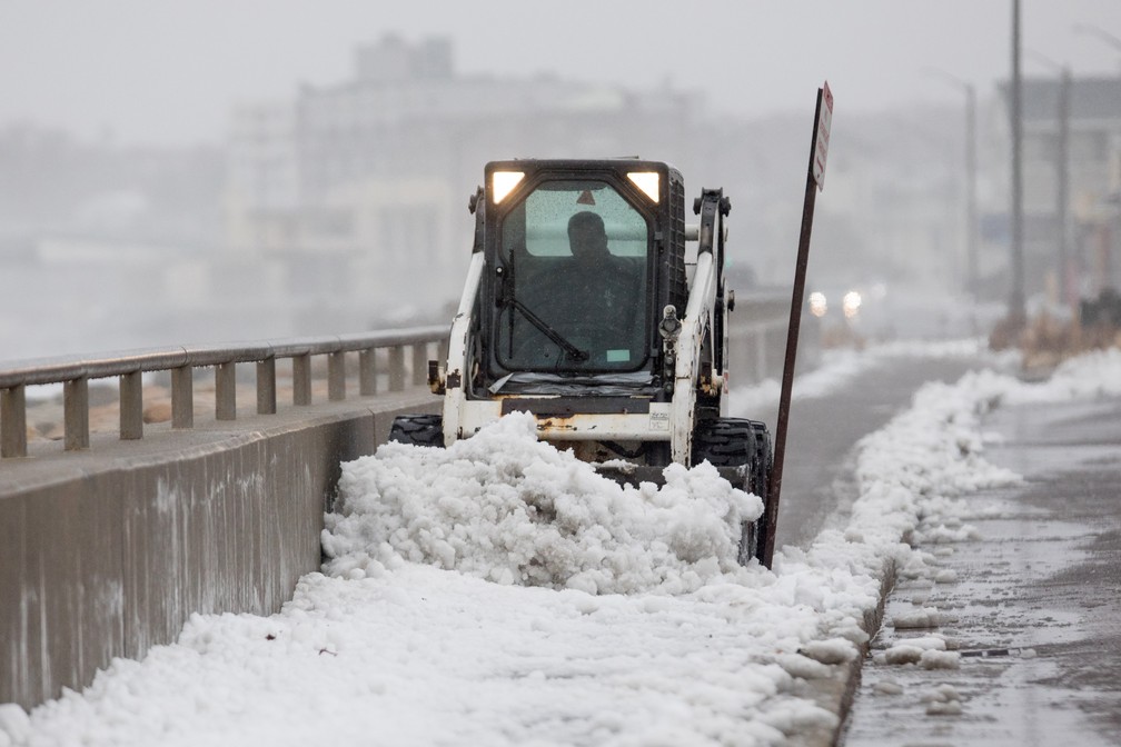 Homem tenta tirar neve das estradas no leste dos EUA — Foto: Scott Eisen / GETTY IMAGES NORTH AMERICA / AFP