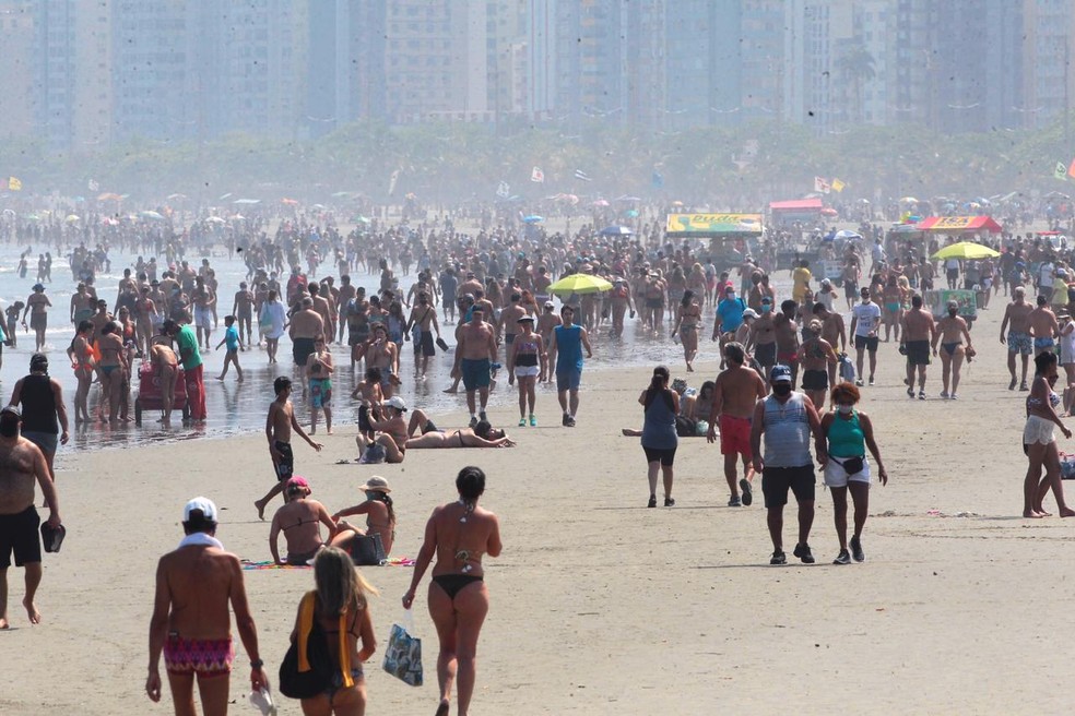 Praia de Santos, no litoral paulista, recebeu milhares de banhistas durante feriado prolongado de Independência. — Foto: Matheus Tagé/A Tribuna Jornal