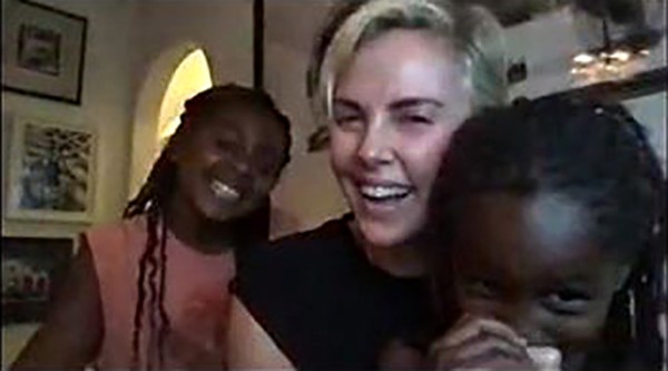 Charlize Theron e as filhas Jackson e August (Foto: Instagram)