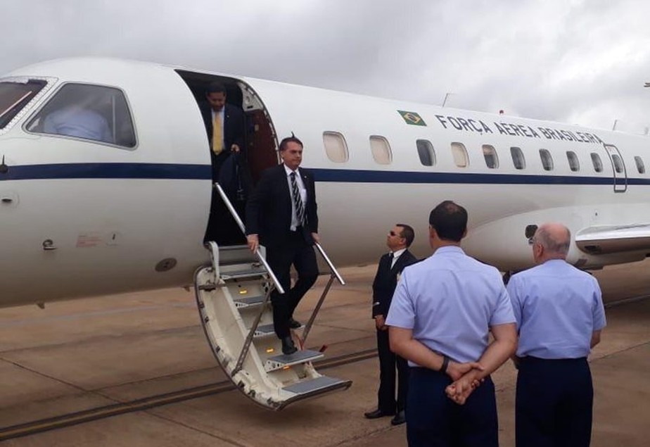 Jair Bolsonaro em avião da FAB