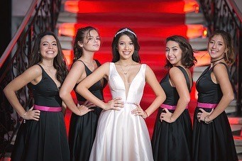 Irmã de Marquezine, Luana (a segunda da direita para esquerda) dança funk e impressiona em festa (Foto: Reprodução/ Instagram)