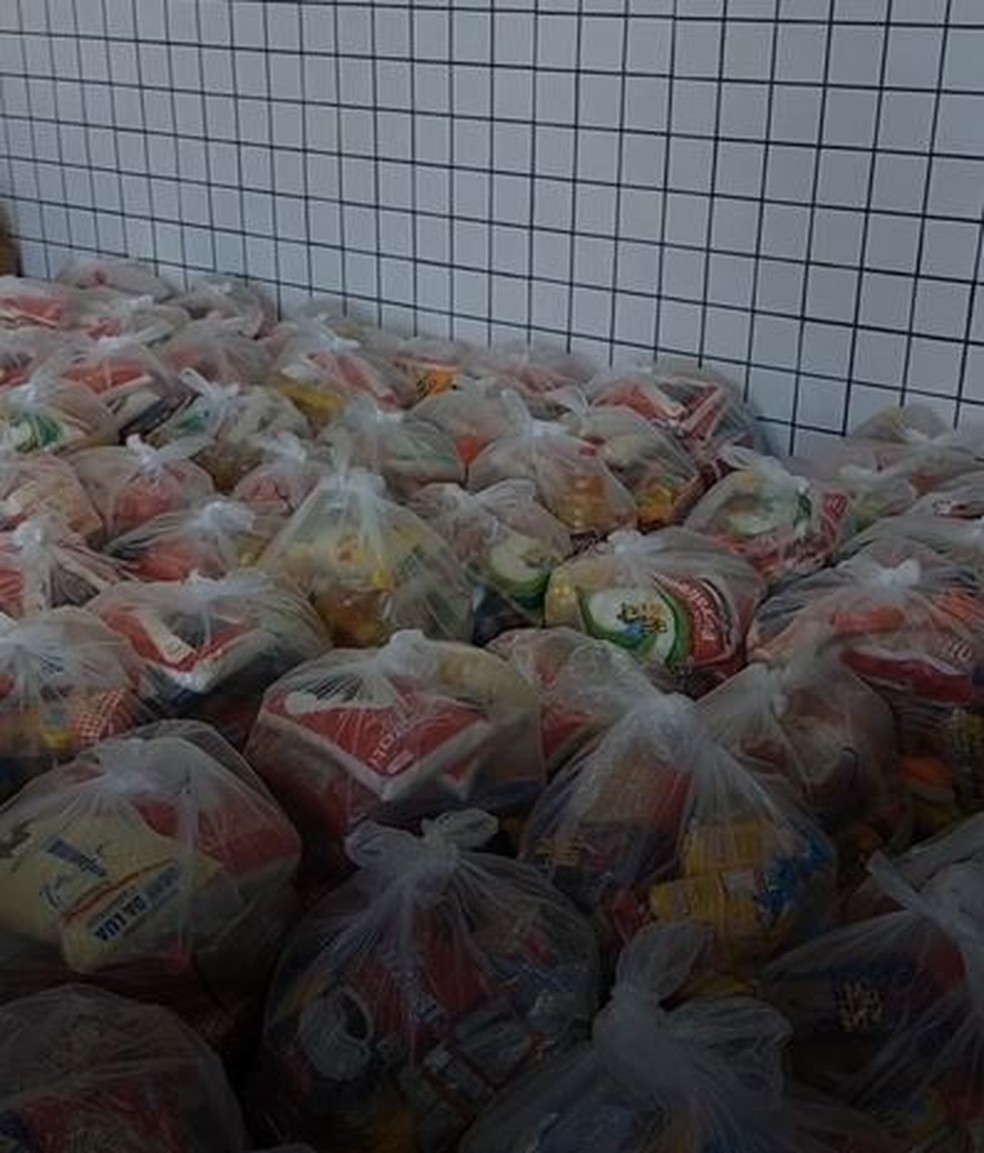 Com custos reduzidos com o gás de cozinha na escola, alunos conseguiram comprar cestas básicas e distribuir para famílias carentes  — Foto: Reprodução