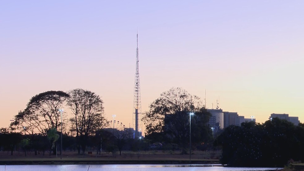 Vista do amanhecer com céu sem nuvens na Torre de TV, em Brasília — Foto: TV Globo/Reprodução