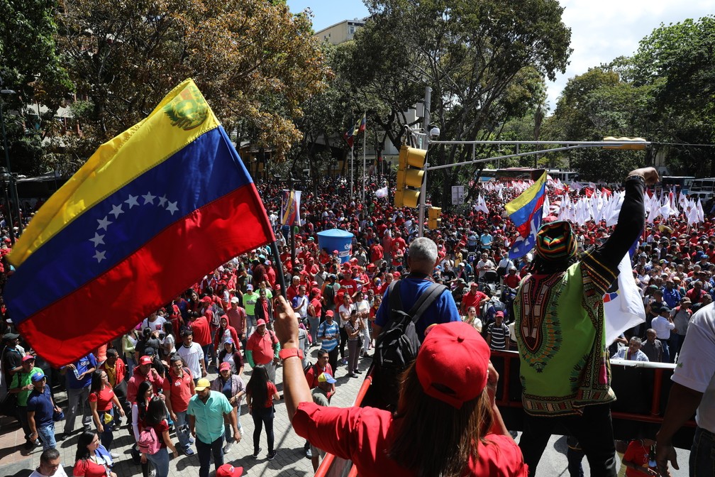 Manifestantes favoráveis a Nicolás Maduro também foram às ruas em Caracas, capital da Venezuela — Foto: Rodrigo Abd/AFP