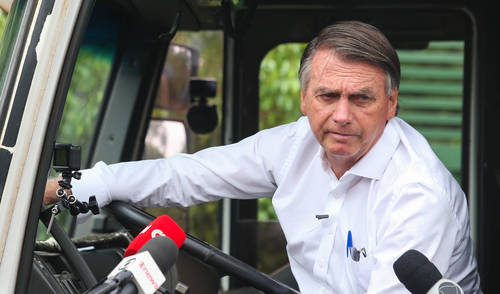 O presidente Jair Bolsonaro (PL) dirige caminhão em Brasília nesta sexta-feira (7). — Foto: WILTON JUNIOR/ESTADÃO CONTEÚDO