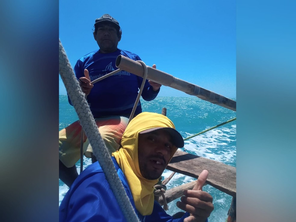 Tobias Pereira Faustino, 29 anos, e Dedé, de 54 anos, horas antes da jangada virar e eles ficarem à deriva no mar. — Foto: Arquivo pessoal